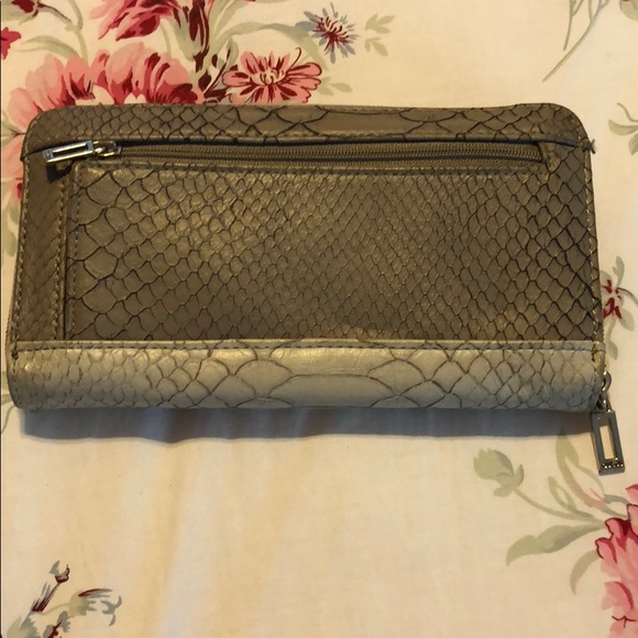 GUESS wallet - Picture 2 of 3